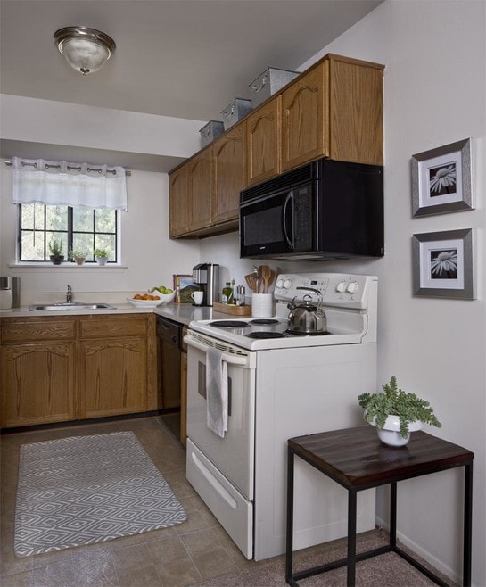 Kitchen - Plymouth Woods Apartments