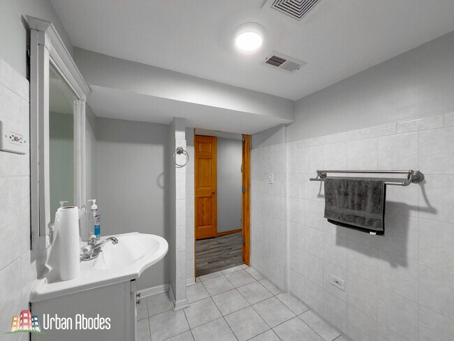 Building Photo - 4322 W Kamerling Ave