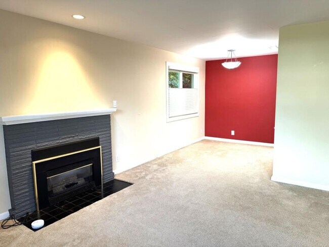 Foto del edificio - 3 bedroom in Seattle WA 98125