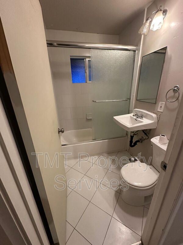 Building Photo - 1615 W. St.