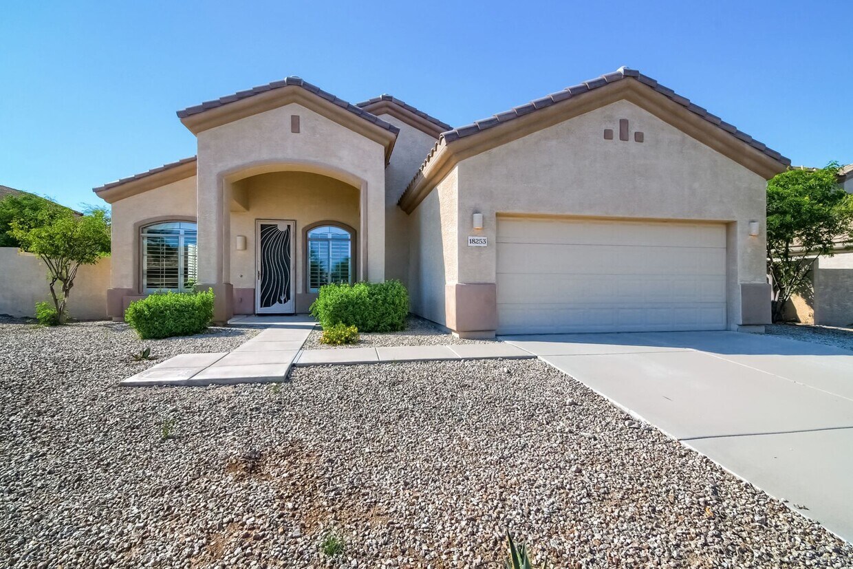 Foto principal - Three Bedroom Home in Goodyear