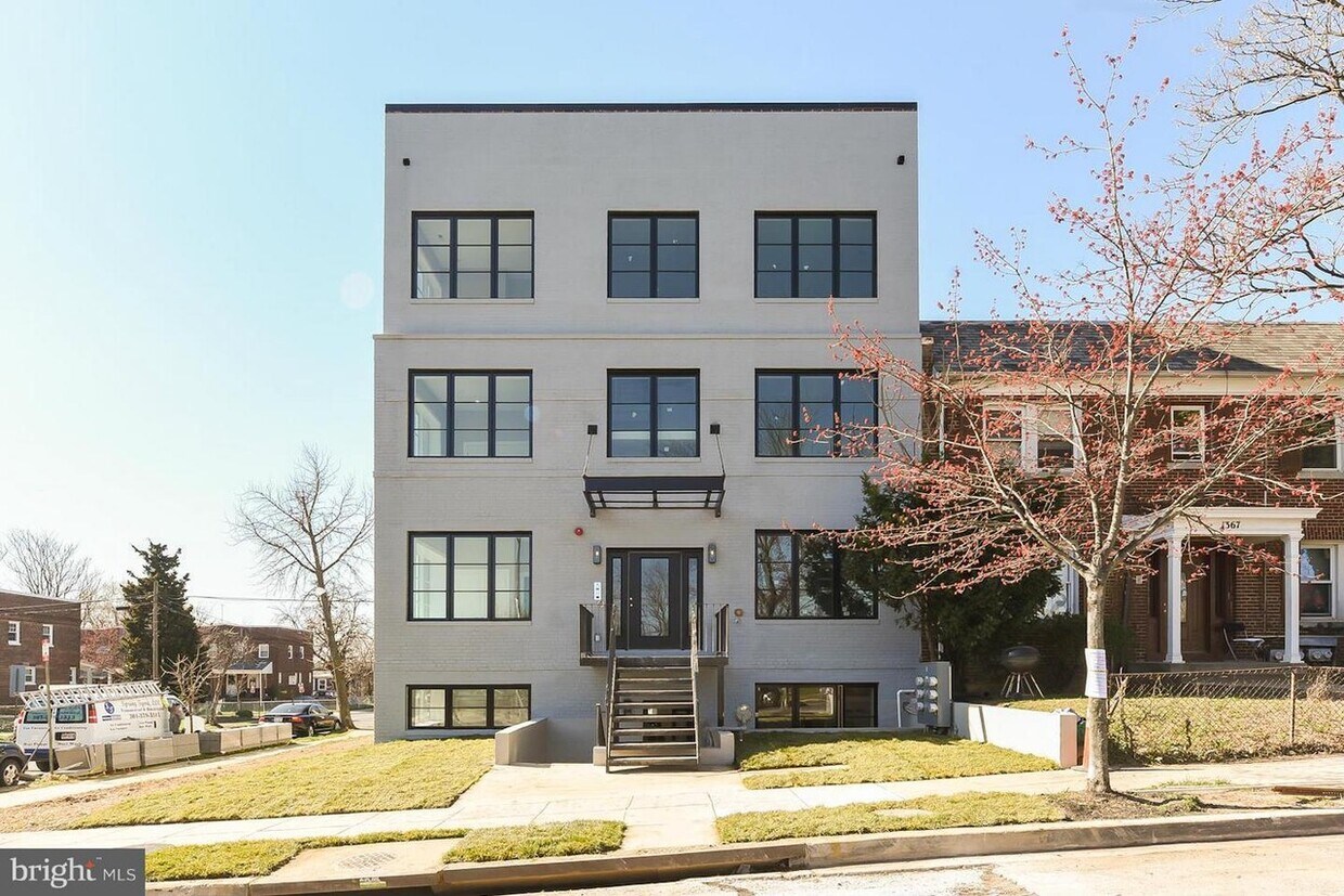 Building - 1375 Childress St NE