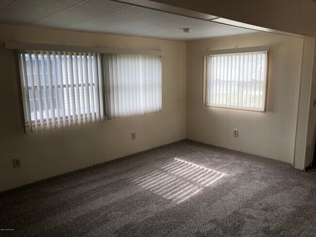 Foto del edificio - 215 Holiday Park Blvd NE