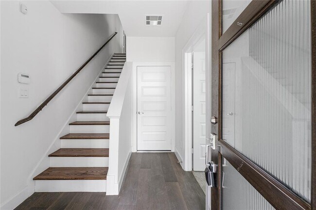 Building Photo - 2737 Clinton Dr