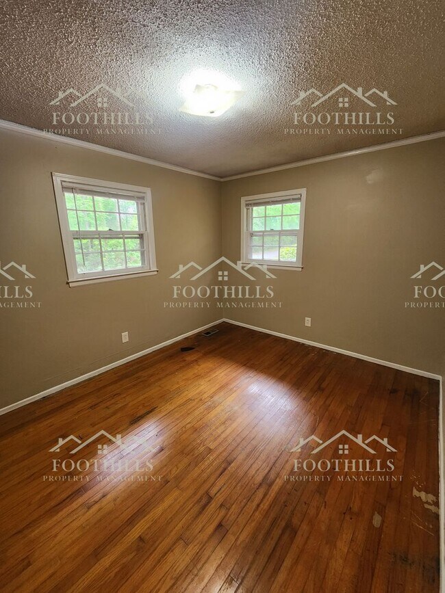Building Photo - Charming 2-Bed Duplex with Hardwood Floors...