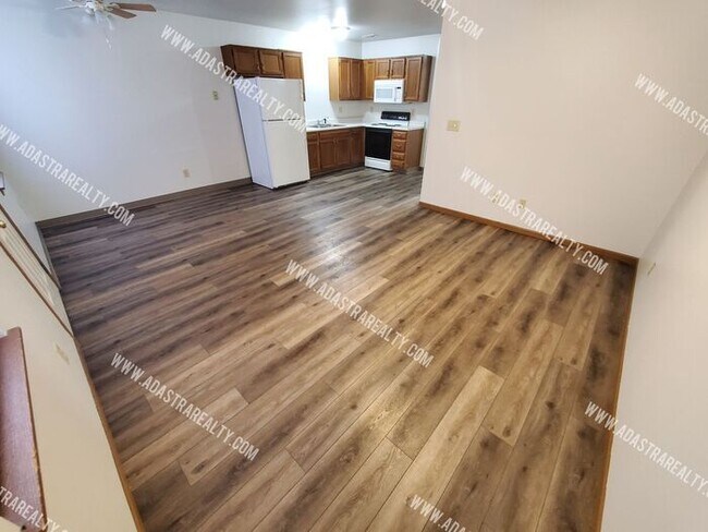 Foto del edificio - Affordable 2 Bedroom/2 Bath in Raymore-Available in MAY!!