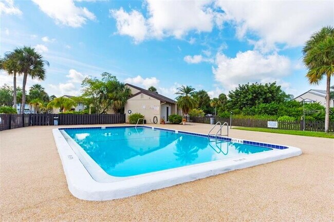 Foto del edificio - Incredible downtown location. Near shopping, beaches and restaurants!