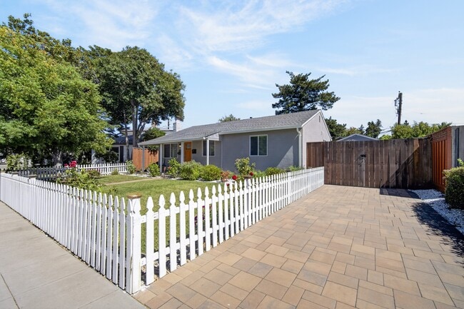 Building Photo - 2018 Redbush Terrace