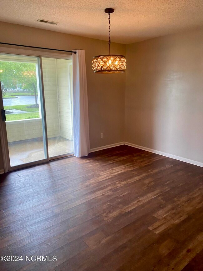 Foto del edificio - 523 Spring Forest Rd