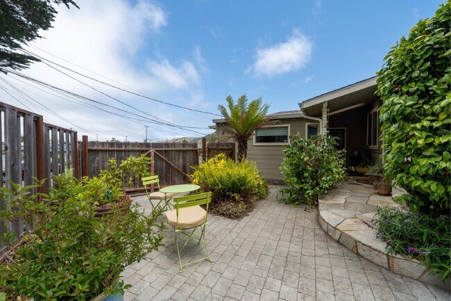 Building Photo - 1032 S Rosita Ct