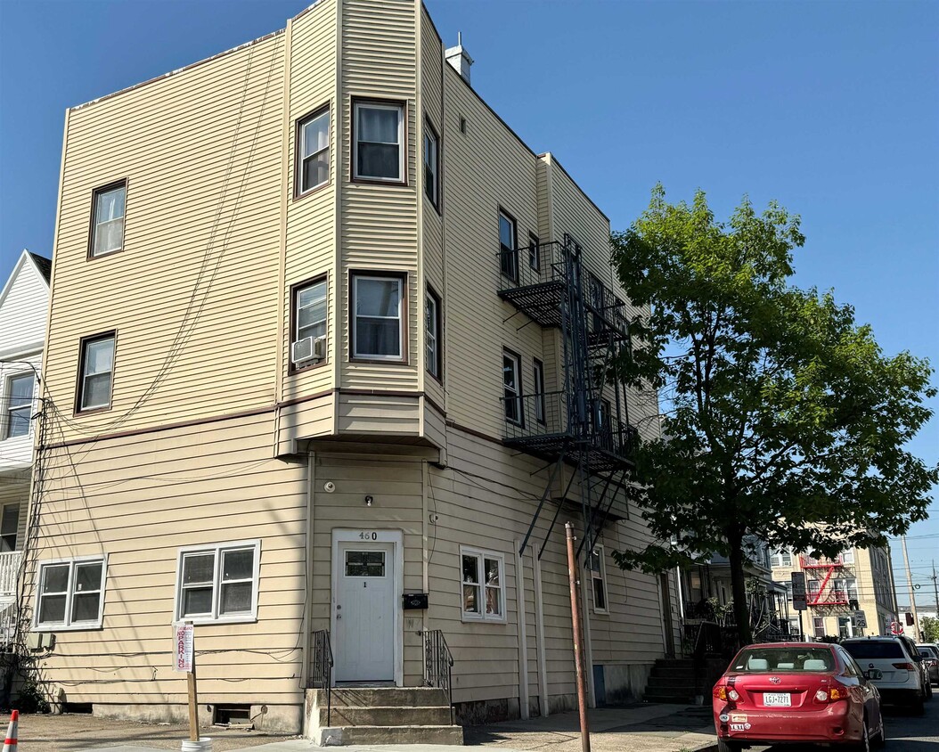 Primary Photo - 460 Mercer St