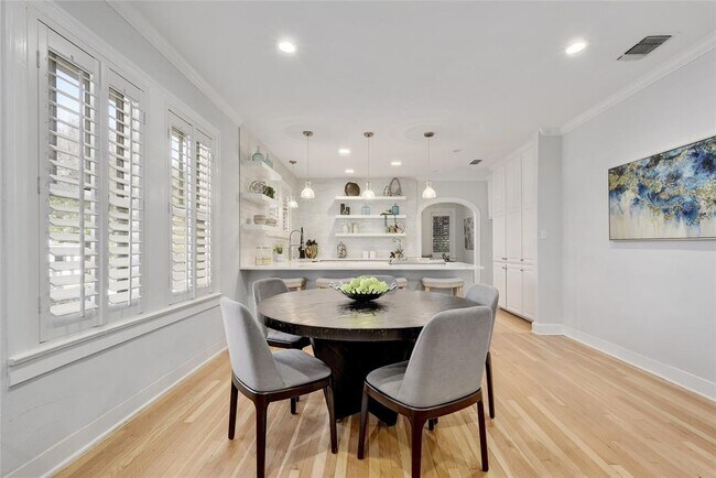 Foto del edificio - 1016 Harwood Pl