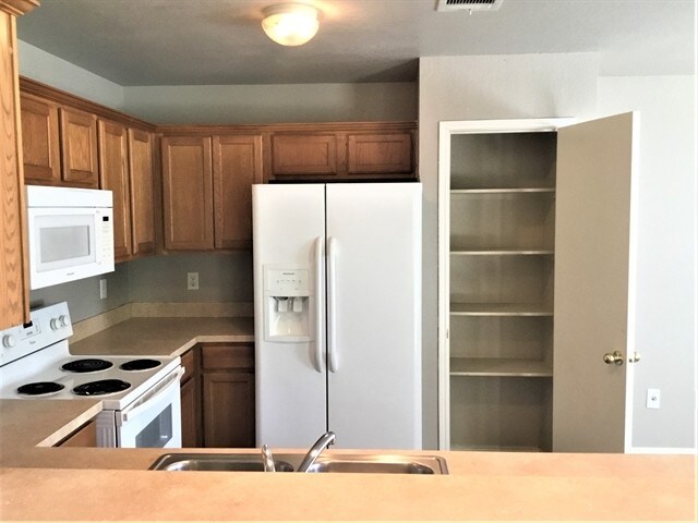 Foto del edificio - 704 Hallvale Drive