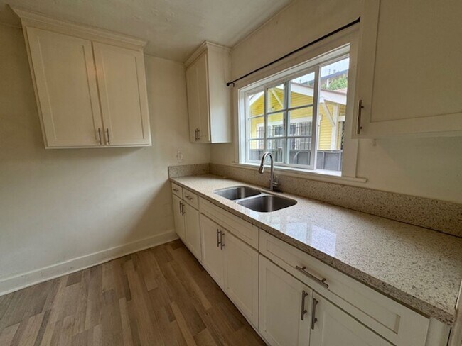 Building Photo - 733 Cerritos Ave