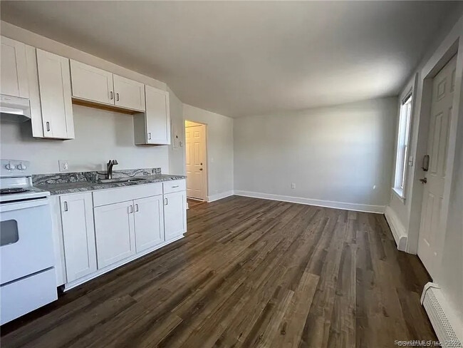 Building Photo - 30 Anthony St