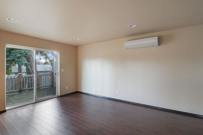 Building Photo - 2 Bed 2 Bath - Mini-split A/C - New Interi...