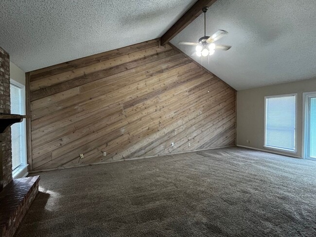 Building Photo - 211 Taos Dr