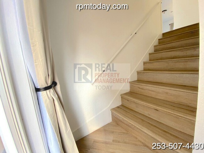 Foto del edificio - Upper Level 2 Bedroom Loft in Tacoma!