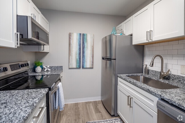 1BR, 1BA - 695SF - Kitchen - Fountains at Belle Meade