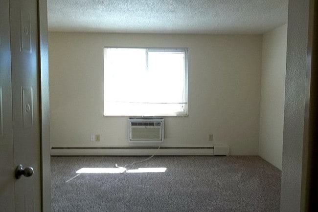 Building Photo - 308 E Oak St