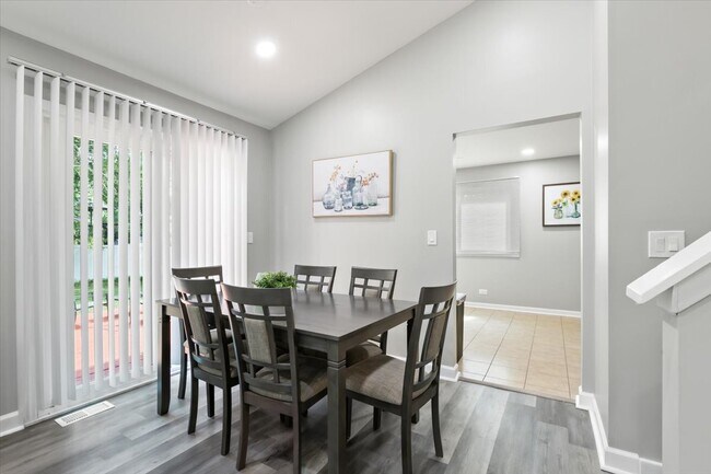 Building Photo - 33W067 Bonnie St