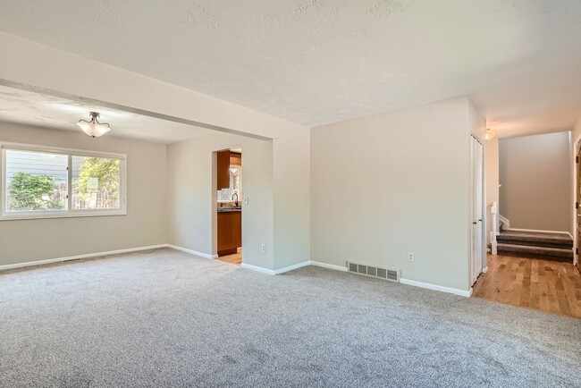 Building Photo - Stunning Home by Arapahoe Lake
