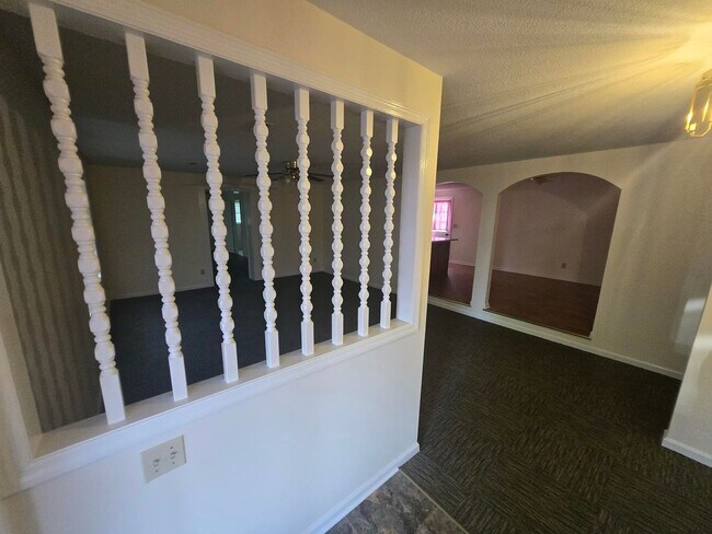 Foto del edificio - **Charming 3-Bed, 2-Bath Duplex Apartment ...