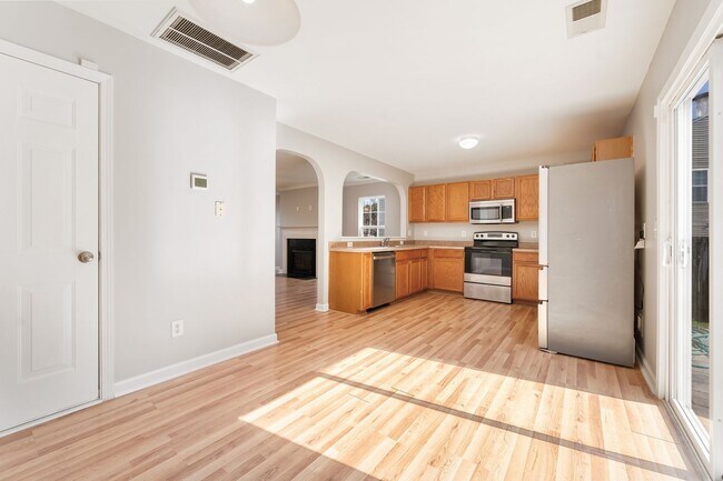 Foto del edificio - Charming 3-Bedroom With Fenced Yard Available Early May!