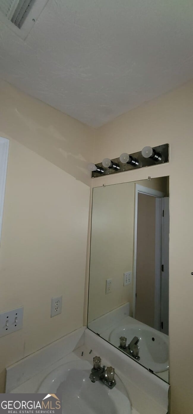 Building Photo - 6093 Camden Forrest Ct