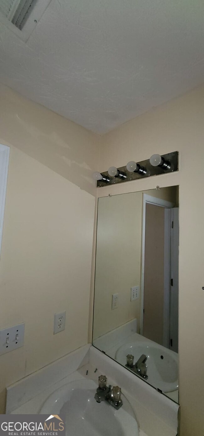 Foto del edificio - 6093 Camden Forrest Ct