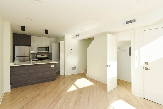 Building Photo - 1016 W Grace St