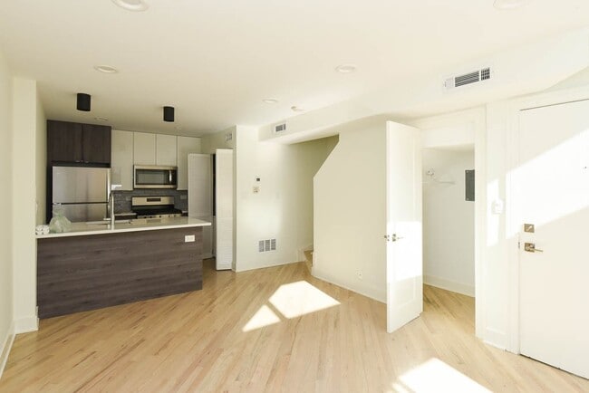 Building Photo - 1016 W Grace St