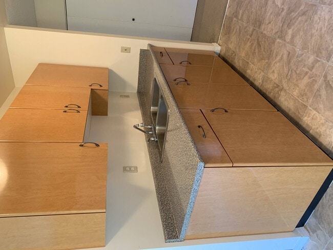 Building Photo - Belaire