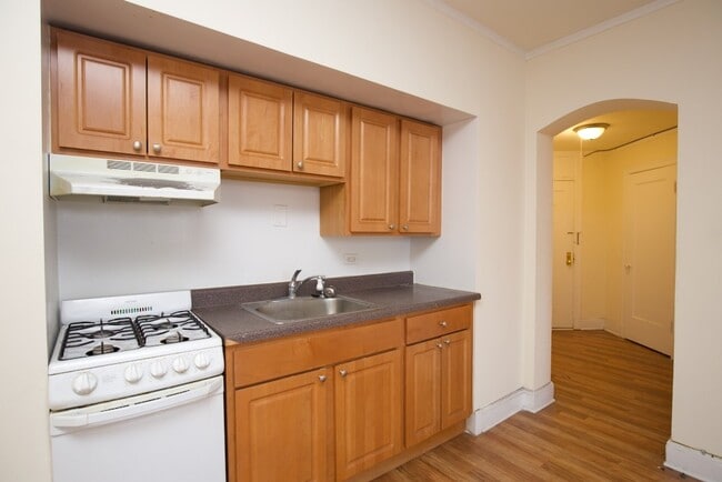 Building Photo - 3335 W Diversey Ave