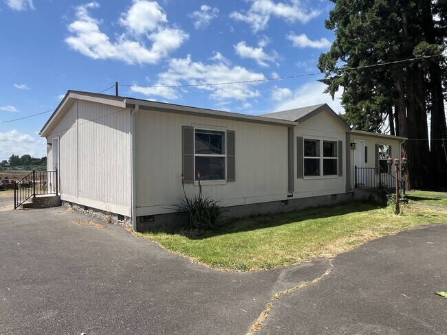 Foto del edificio - 3 bedroom, 2 bath Home in the Country, Available Now!