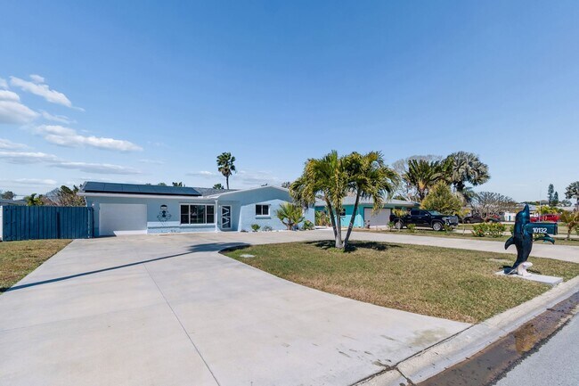 Foto del edificio - Charming 3 bed 2 bath home with pool minutes from Treasure Island Beach