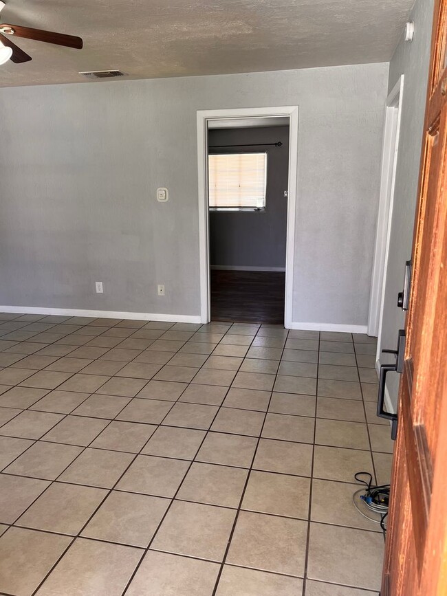 Building Photo - Gorgeous updated property!