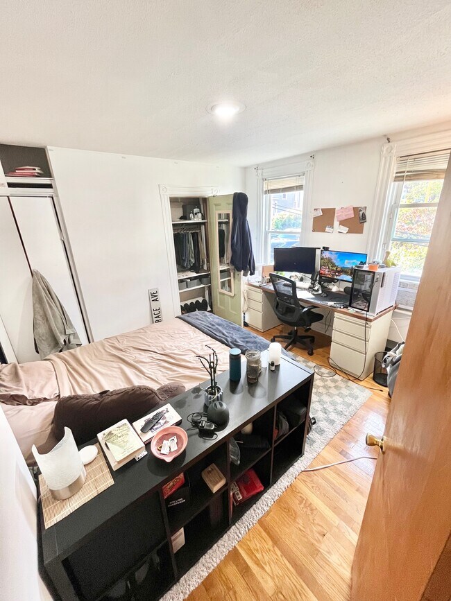 Building Photo - 205 Hillside St