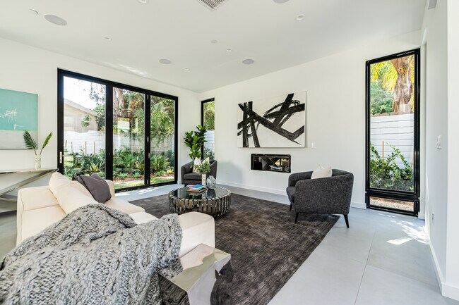 Foto del edificio - 370 N San Vicente Blvd