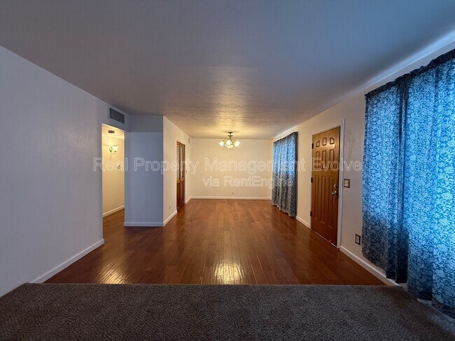 Foto del edificio - 2332 W Diana Ave