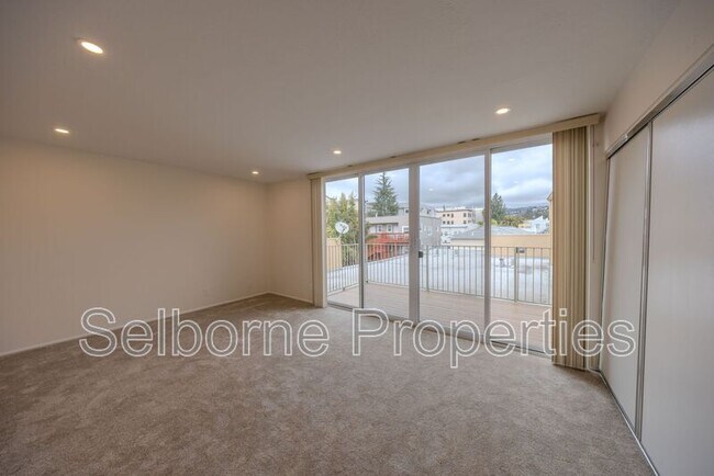 Foto del edificio - 765 Rand Ave