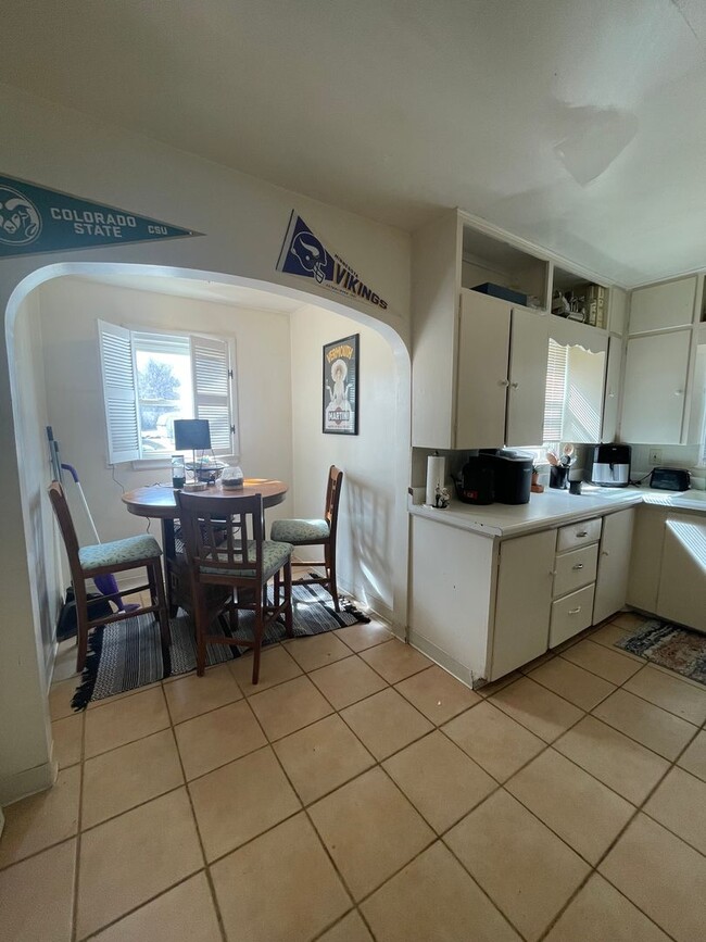 Building Photo - STUDENTS WELCOME! Cute 3-Bed / 1-Bath Bung...