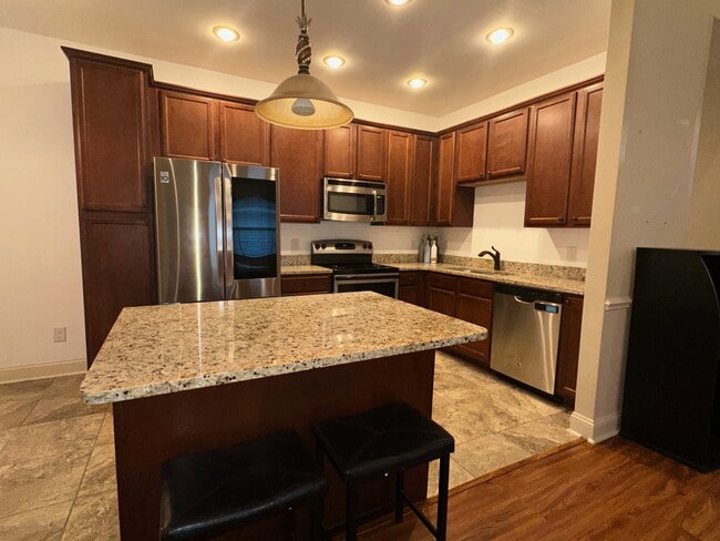 Building Photo - 912 Iona Dr