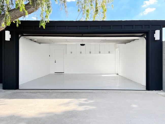 Building Photo - 1117 E Nicolet Ave