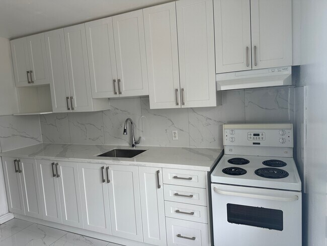 Photo du bâtiment - Recently updated 2-Bedroom Apartment for Rent in Oshawa