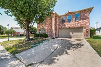 Building Photo - 2301 Chestnut Dr