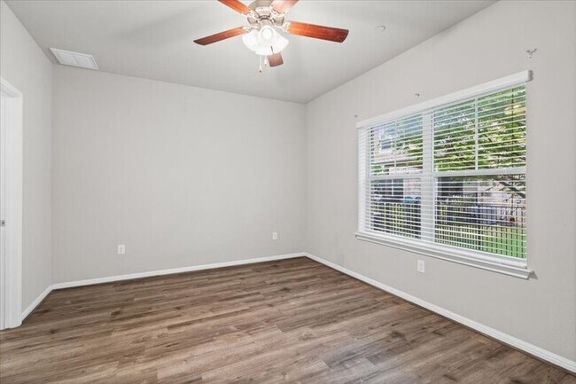 Foto del edificio - 516 E Slaughter Ln