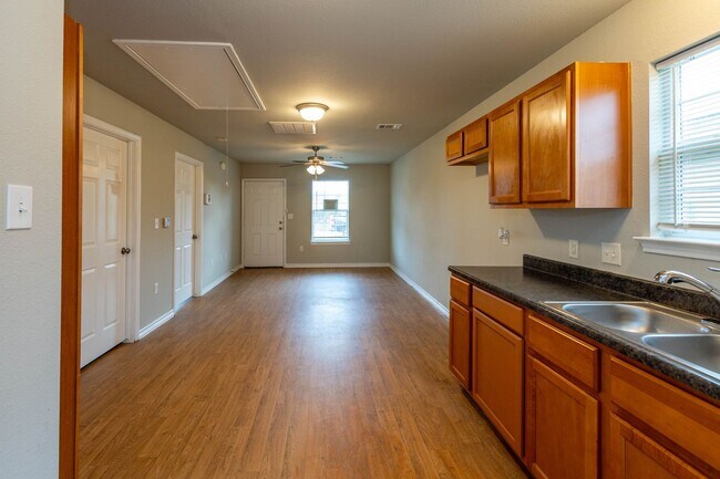 Building Photo - Move in special! 1/2 off 1st months rent!!