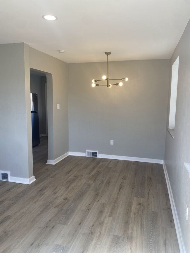 Building Photo - ADORABLE 2 BEDROOM / 1 BATH BRICK RANCH HOME - E McKEEPSPORT