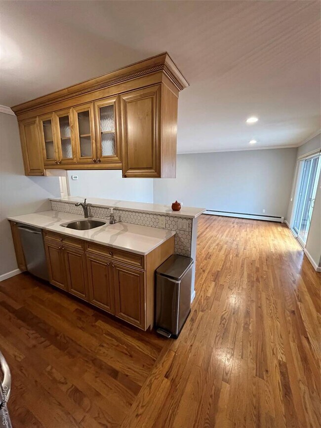 Foto del edificio - 77 Richmond Blvd